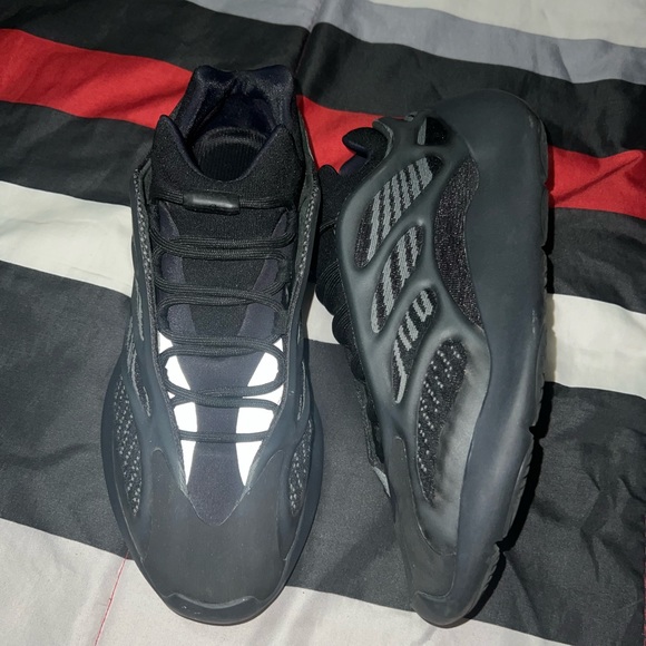 Yeezy 700 v3 - Picture 3 of 6
